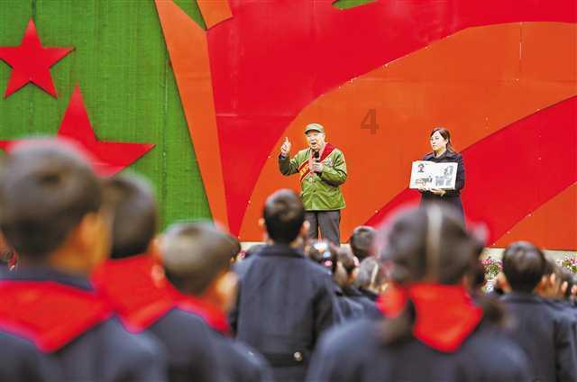 知青为报恩留在乡下,愿意娶带4娃的寡妇,隐居深山生活清贫自足